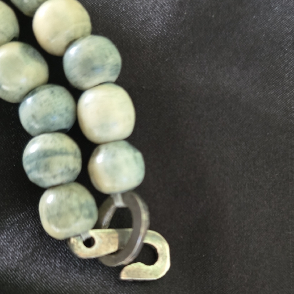 Chic Beaded Necklace in Green and Cream - Picture 3 of 4